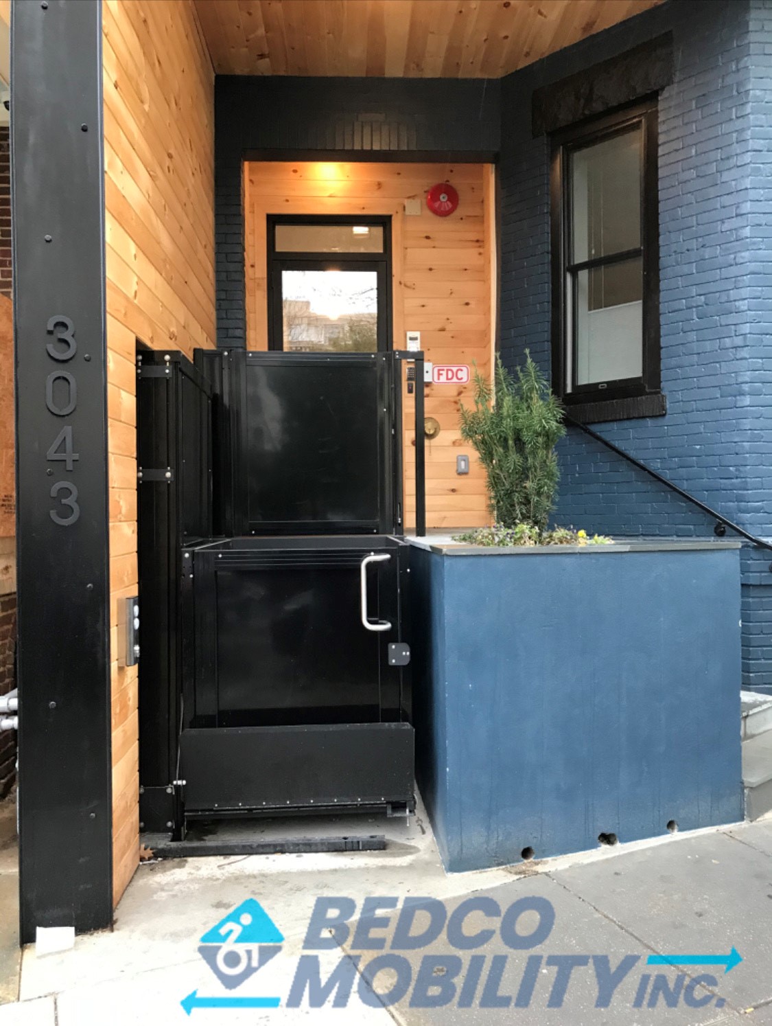 photo of vertical wheelchair lift on bedco mobility website